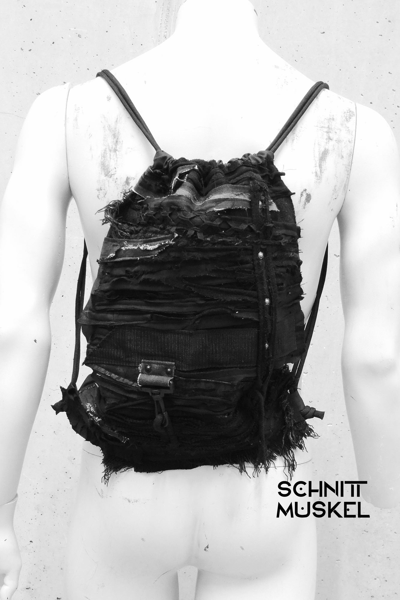Turnbeutel im destroyed Stil, Turnbeutel schwarz, Turnbeutel Gothic, Rucksacke destroyed, postapokalyptischer Rucksack, darkavantgarde, Gothictasche,