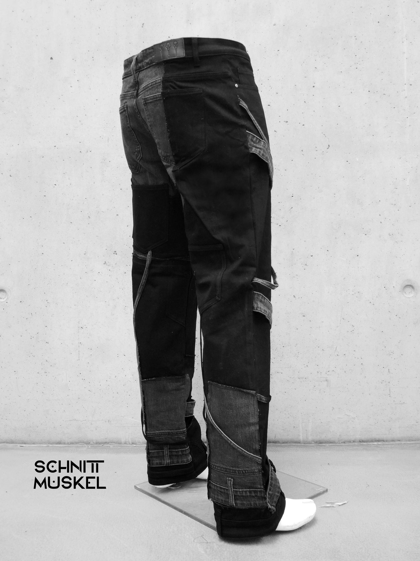 patchwork Jeans, upcycling jeans, Gothicjeans, Gothicmode für Männer, postapokalyptische Mode, Cyberjeans, Cyberhose, Hose mit Gurten, aussergewöhnliche Jeans