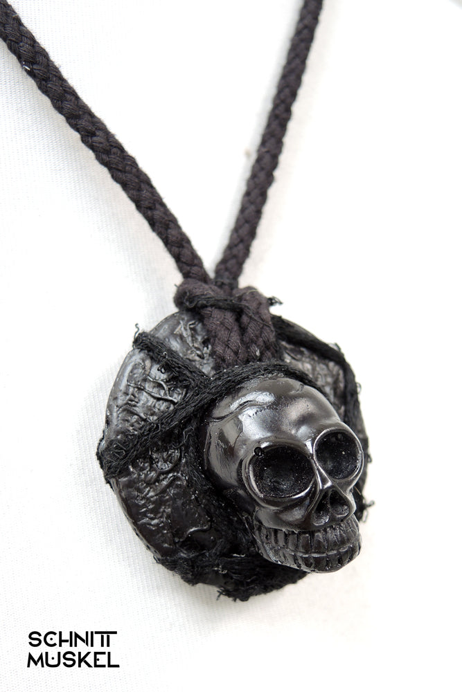 Gothicschmuck, schwarzer Totenkopf, schwarzer Schädel, Amultee mit Schädel, Amulett schwarz, black magic, wiccaschmuck, schwarze Magie Amulett