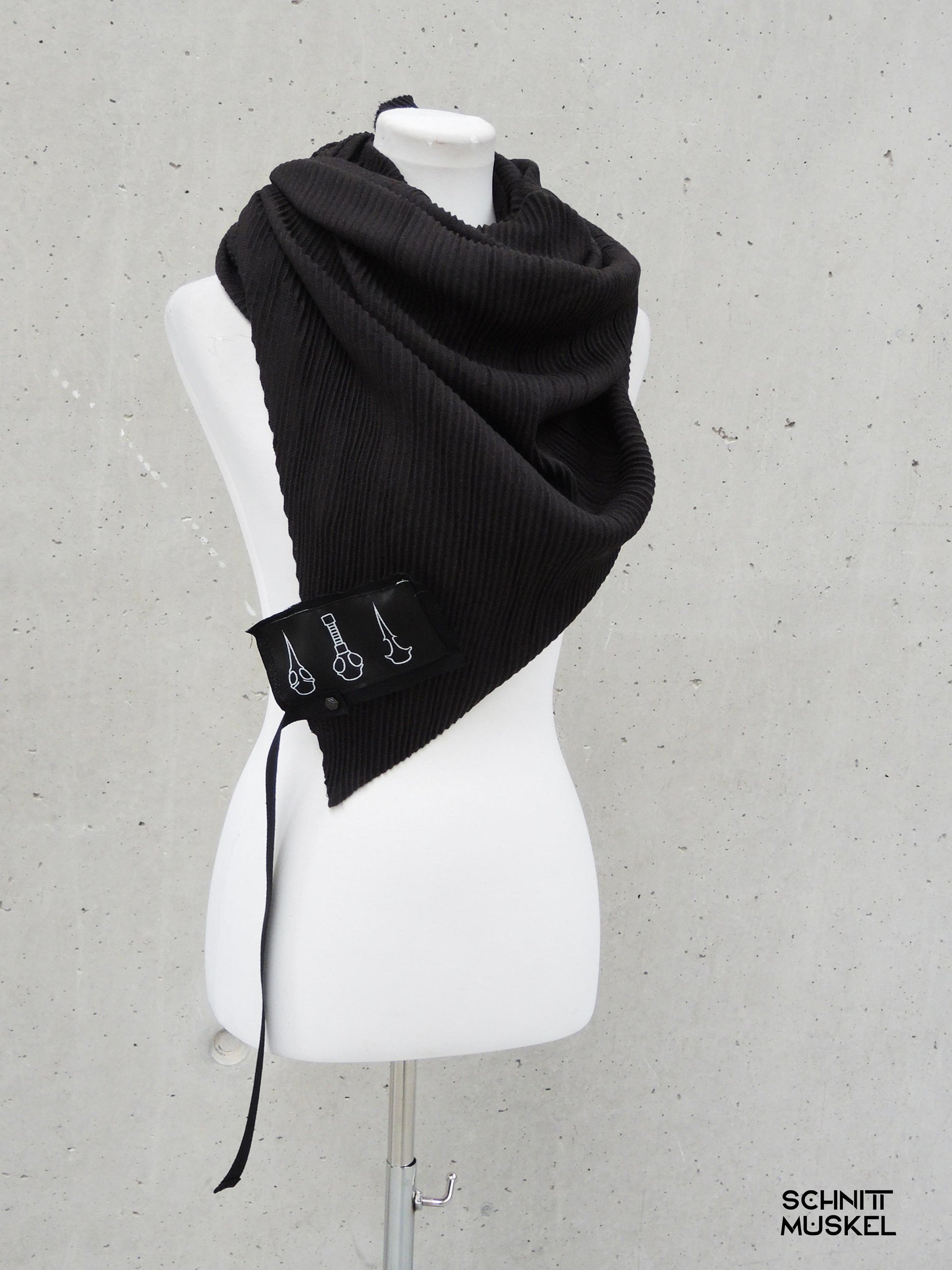 schwarzer Plisseeschal, plissierter Schal, Gothicschal, Plisseeschal