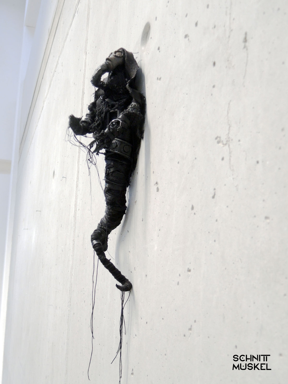 postapokalyptische Kunst, Gasmaskenfigur, postapokalyptische Figut, postapocalyptic puppet, postapo art, darkavantgarde, darkwear, darkcyberart, darkcybercaracter, Gothicpuppe, Gothicpuppet, Dark Art Skulptur, Postapokalyptische Kunst, schnittmuskel Unikat, Handgemachte Skulptur, Dark Avant-Garde Deko, Destroyed Style Kunst, Alternative Raumkunst, Künstlerfigur kaufen, Karlsruhe Art, Gasmaskenkunst