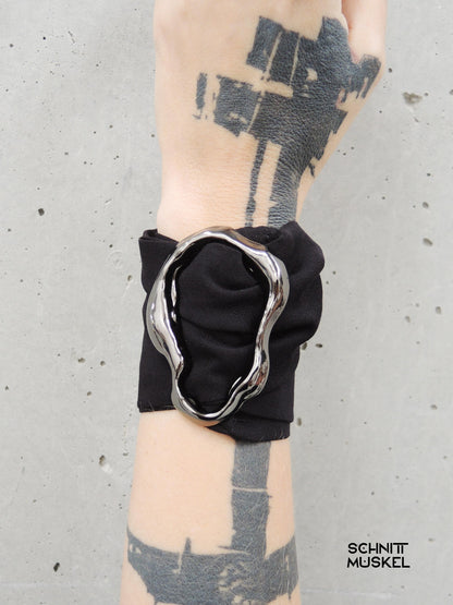 armschmuck, armreif, armspange, designer armreif, avantgarde schmuck, minimal fashion, statement schmuck, unisex schmuck, schwarzer armschmuck, contemporary jewelry, handmade jewelry, schnittmuskel, made in germany, fashion accessory, couture jewelry, edgy style, skulpturaler schmuck, modern jewelry, slow fashion, kunstschmuck, designer accessoire, paarweise erhältlich, einzelstück