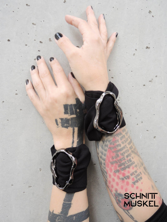 armschmuck, armreif, armspange, designer armreif, avantgarde schmuck, minimal fashion, statement schmuck, unisex schmuck, schwarzer armschmuck, contemporary jewelry, handmade jewelry, schnittmuskel, made in germany, fashion accessory, couture jewelry, edgy style, skulpturaler schmuck, modern jewelry, slow fashion, kunstschmuck, designer accessoire, paarweise erhältlich, einzelstück