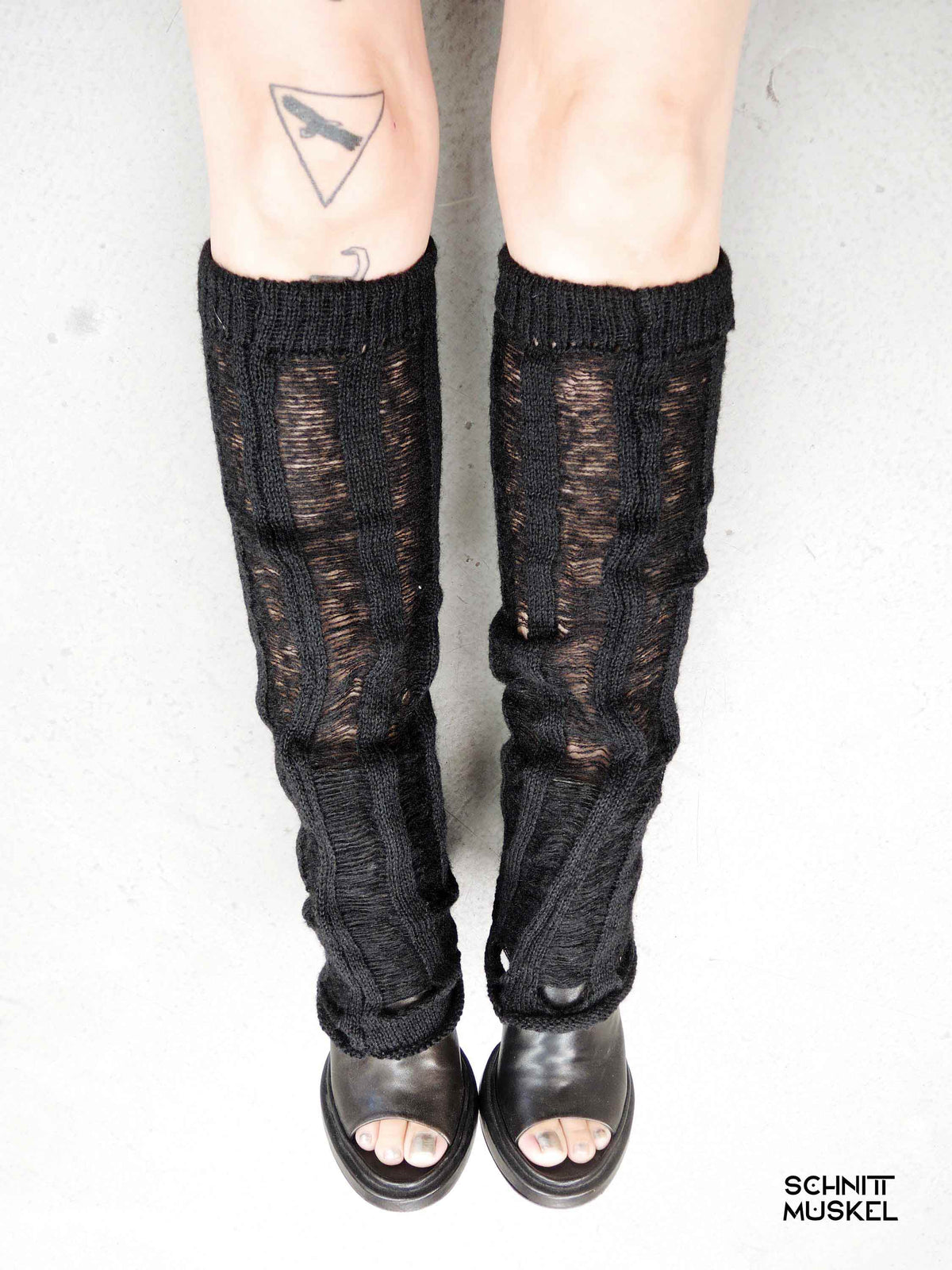 schwarze destroyed Beinstulpen, gestrickte Beinstulpen, postapokalyptische Beinstulpen, schwarze Gothic Beinstulpen, Lochstrick Beinstulpen, zerstörte Beinstulpen, darkavantgarde Beinstulpen