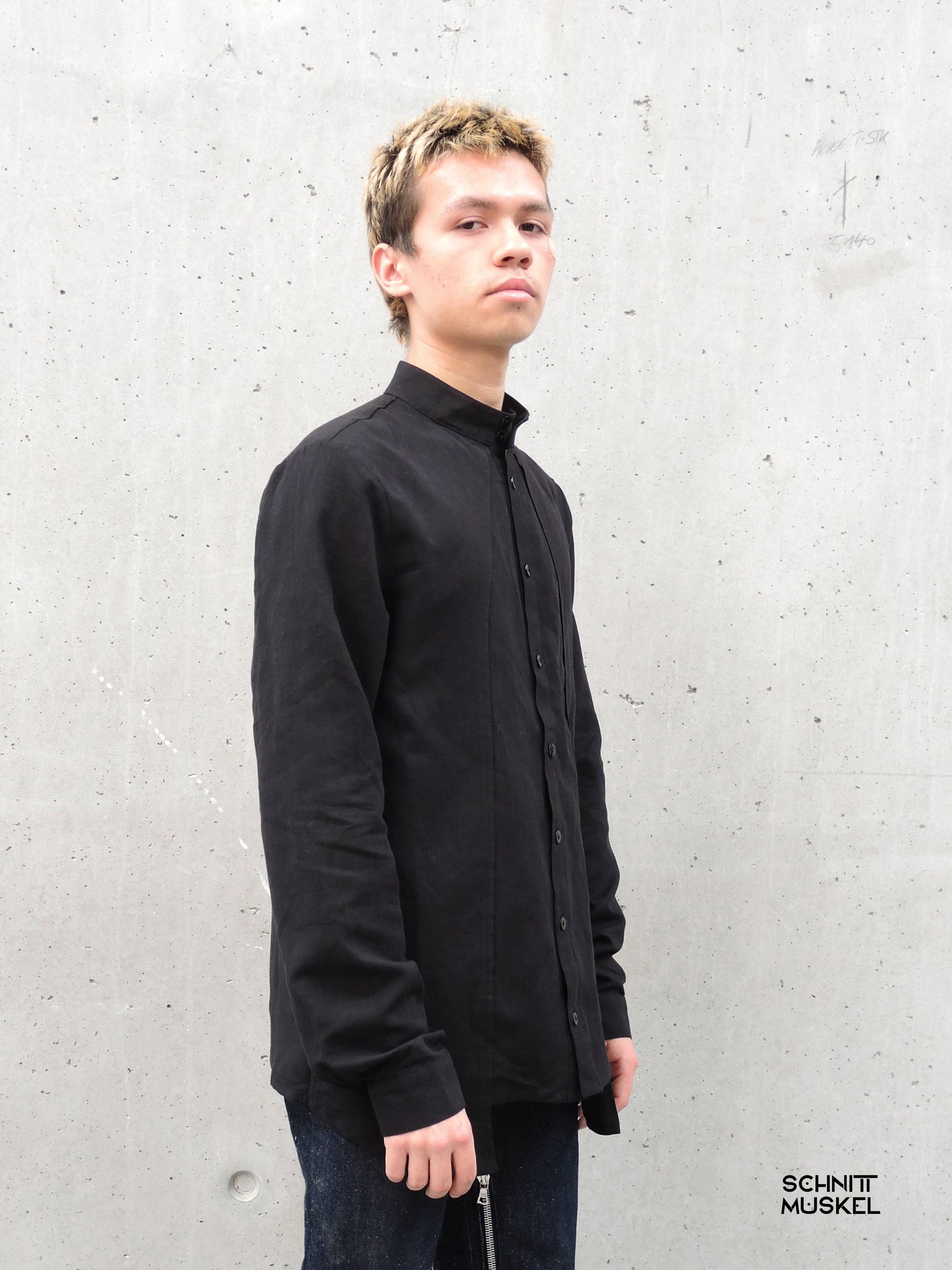 hemd nachtland, schwarzes hemd, designerhemd, schnittmuskel, stehkragen, leinen baumwolle hemd, avantgarde mode, minimalismus fashion, herrenhemd schwarz, asymmetrischer saum, modernes hemd, fashion design, nachhaltiger stil, high fashion shirt, unisex hemd, schwarz leinen shirt, darkavantgarde, gothicmode für Männer, Gothisyle, 