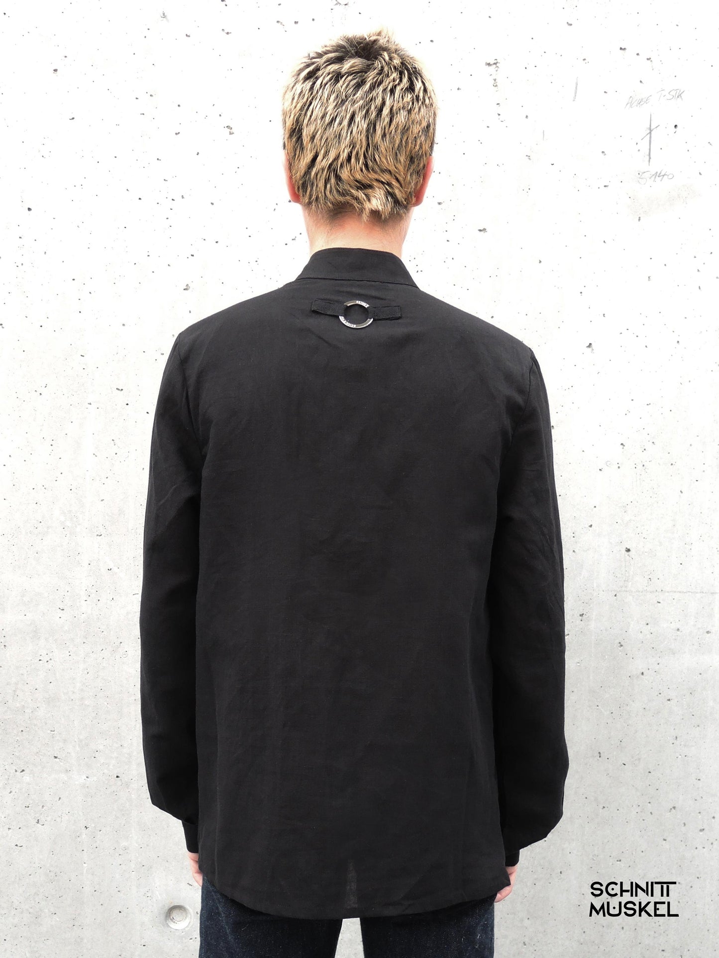 hemd nachtland, schwarzes hemd, designerhemd, schnittmuskel, stehkragen, leinen baumwolle hemd, avantgarde mode, minimalismus fashion, herrenhemd schwarz, asymmetrischer saum, modernes hemd, fashion design, nachhaltiger stil, high fashion shirt, unisex hemd, schwarz leinen shirt, darkavantgarde, gothicmode für Männer, Gothisyle, 