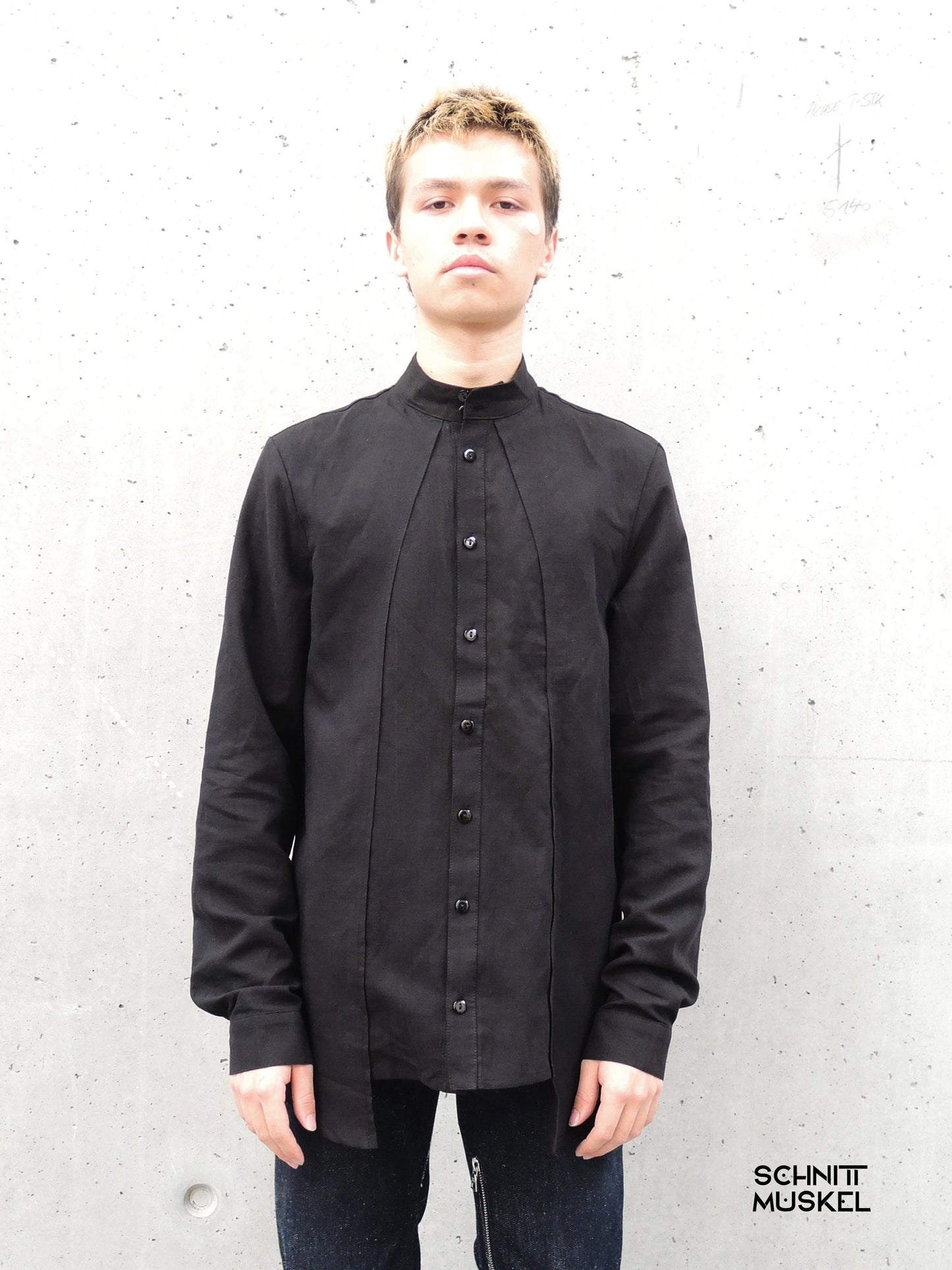 hemd nachtland, schwarzes hemd, designerhemd, schnittmuskel, stehkragen, leinen baumwolle hemd, avantgarde mode, minimalismus fashion, herrenhemd schwarz, asymmetrischer saum, modernes hemd, fashion design, nachhaltiger stil, high fashion shirt, unisex hemd, schwarz leinen shirt, darkavantgarde, gothicmode für Männer, Gothisyle, 