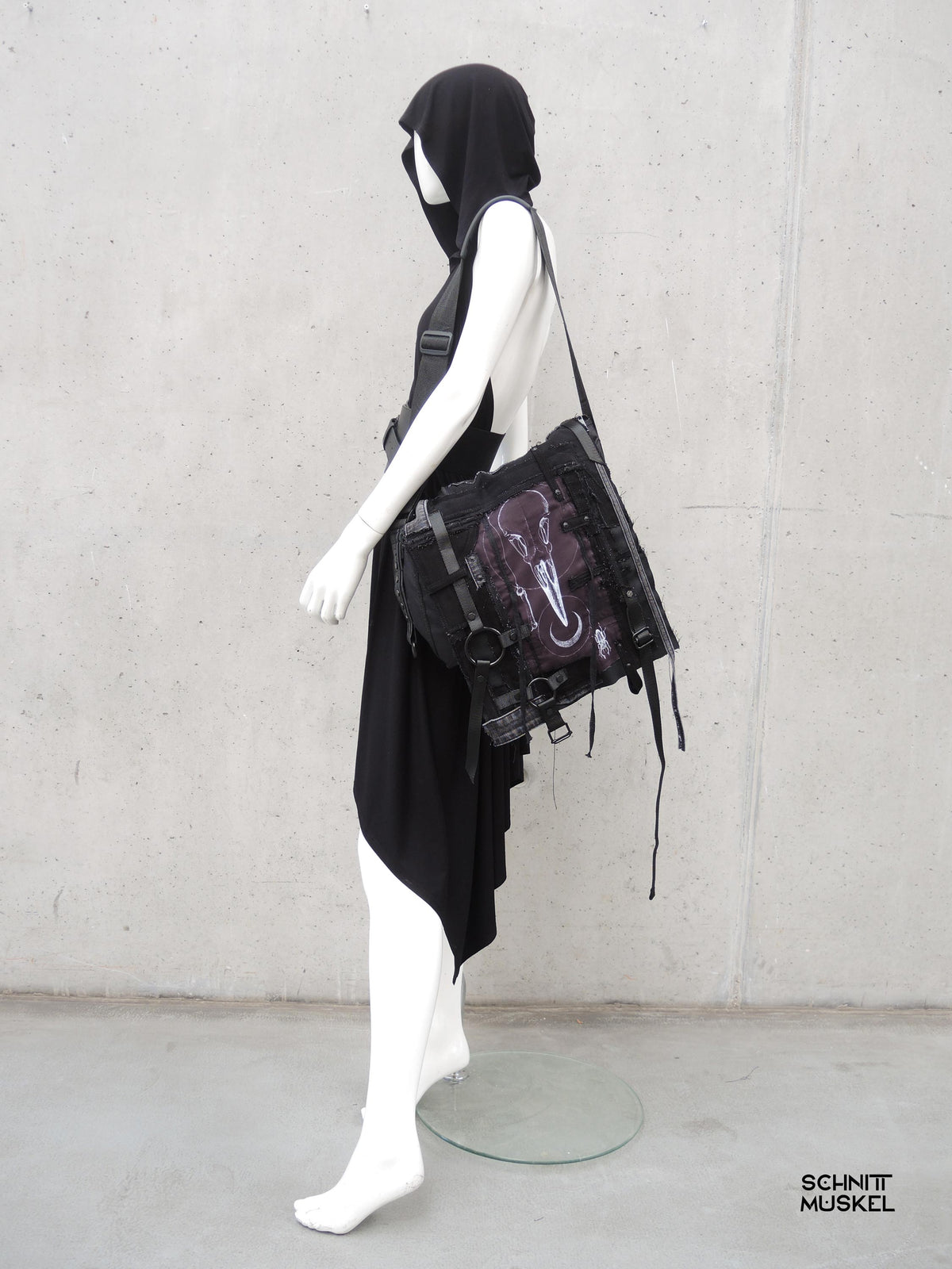 Gothic Tasche, postapokalyptische Tasche, Tasche mit Vogelschädel, schwarze Tasche mit Bändern, destroyed Tasche, upcycling Tasche, darkavantgarde Tasche, Gothic Umhängetasche, Unikattasche