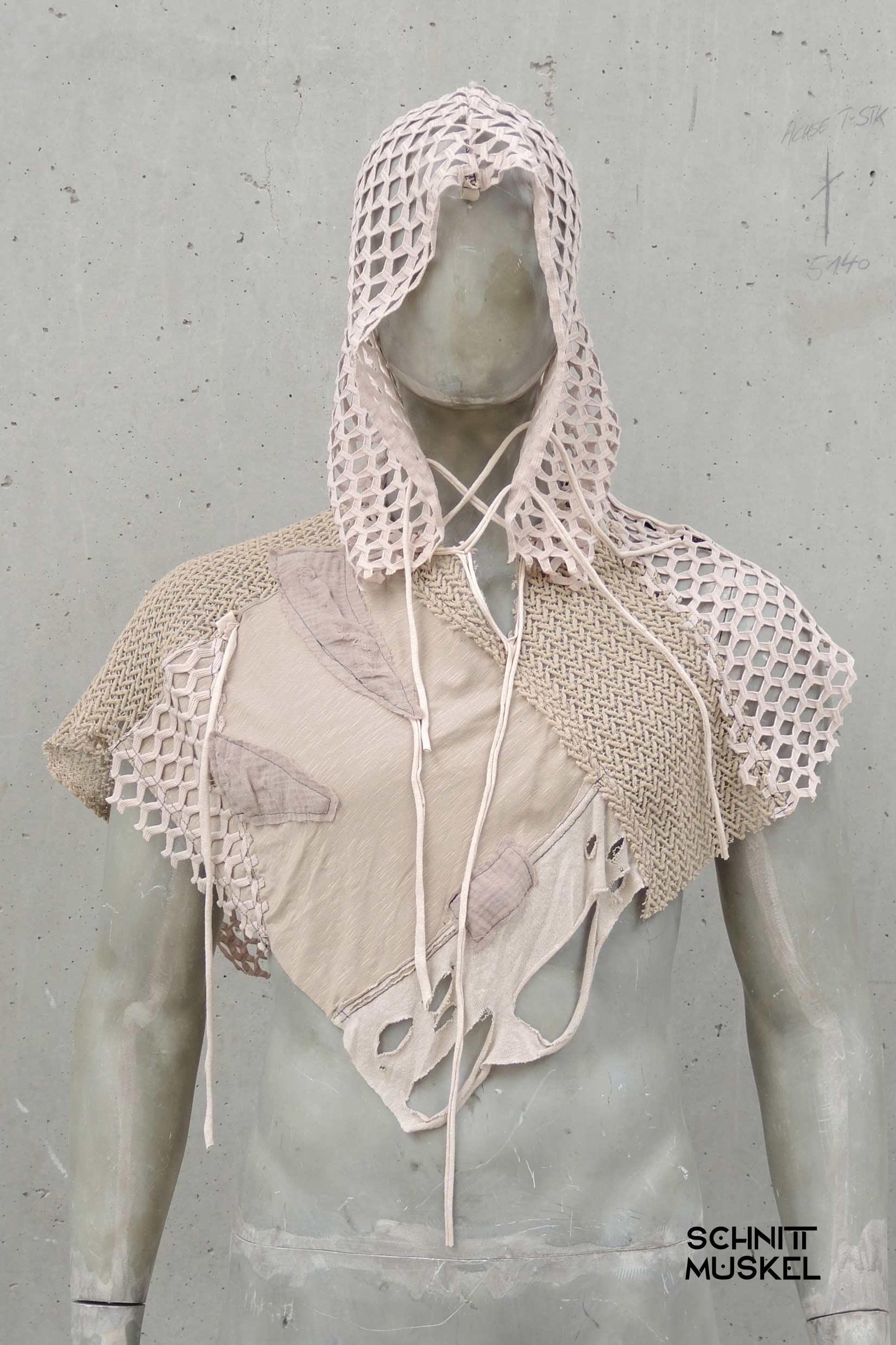 Dune Outfit, Dune Style, Burning Man Style, Wasteland Outfit, Wasteland Style, Mad Max Style, Netzcape, Cape, Darkcyberfashion, Futurefashion