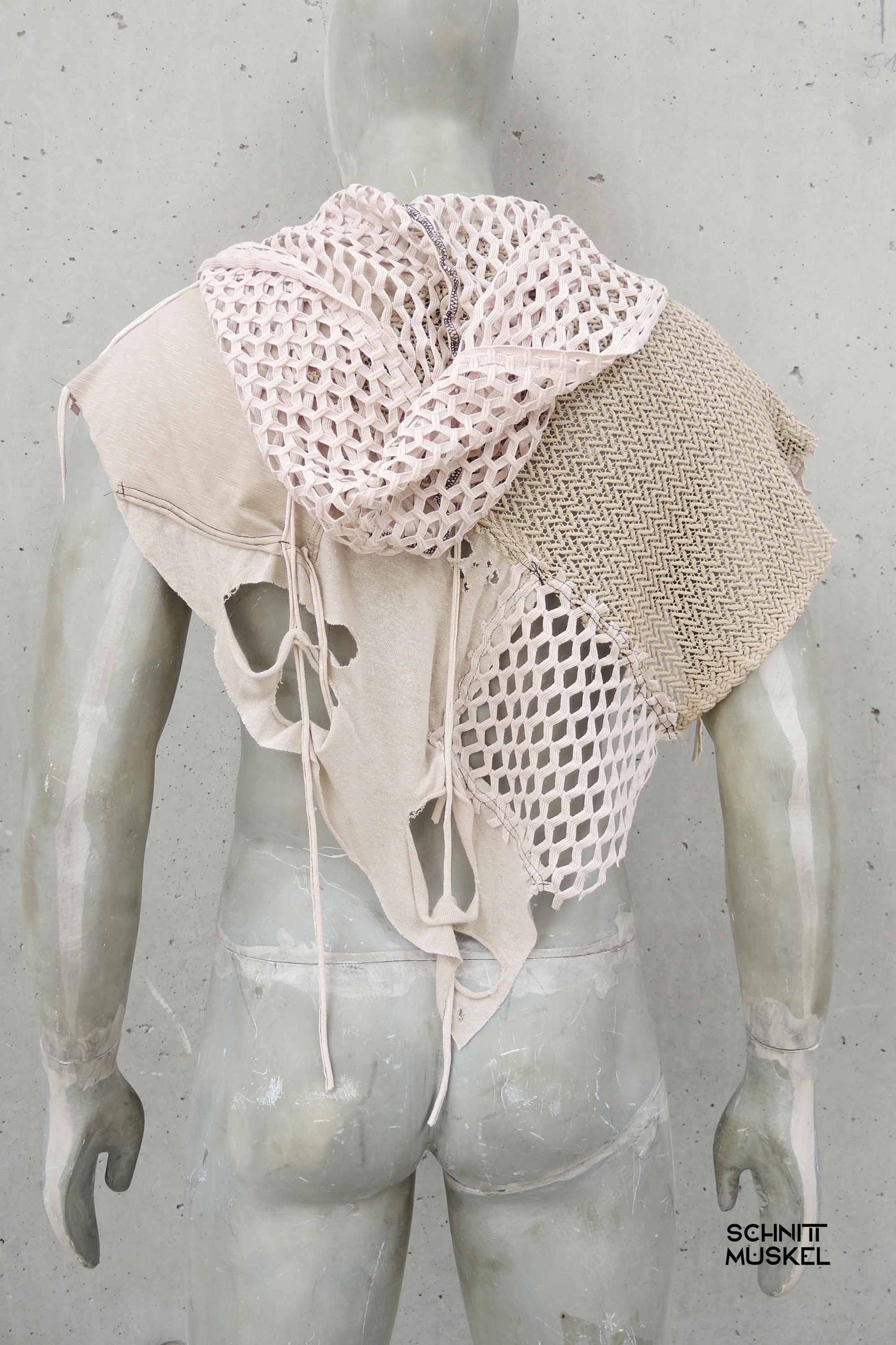 Dune Outfit, Dune Style, Burning Man Style, Wasteland Outfit, Wasteland Style, Mad Max Style, Netzcape, Cape, Darkcyberfashion, Futurefashion