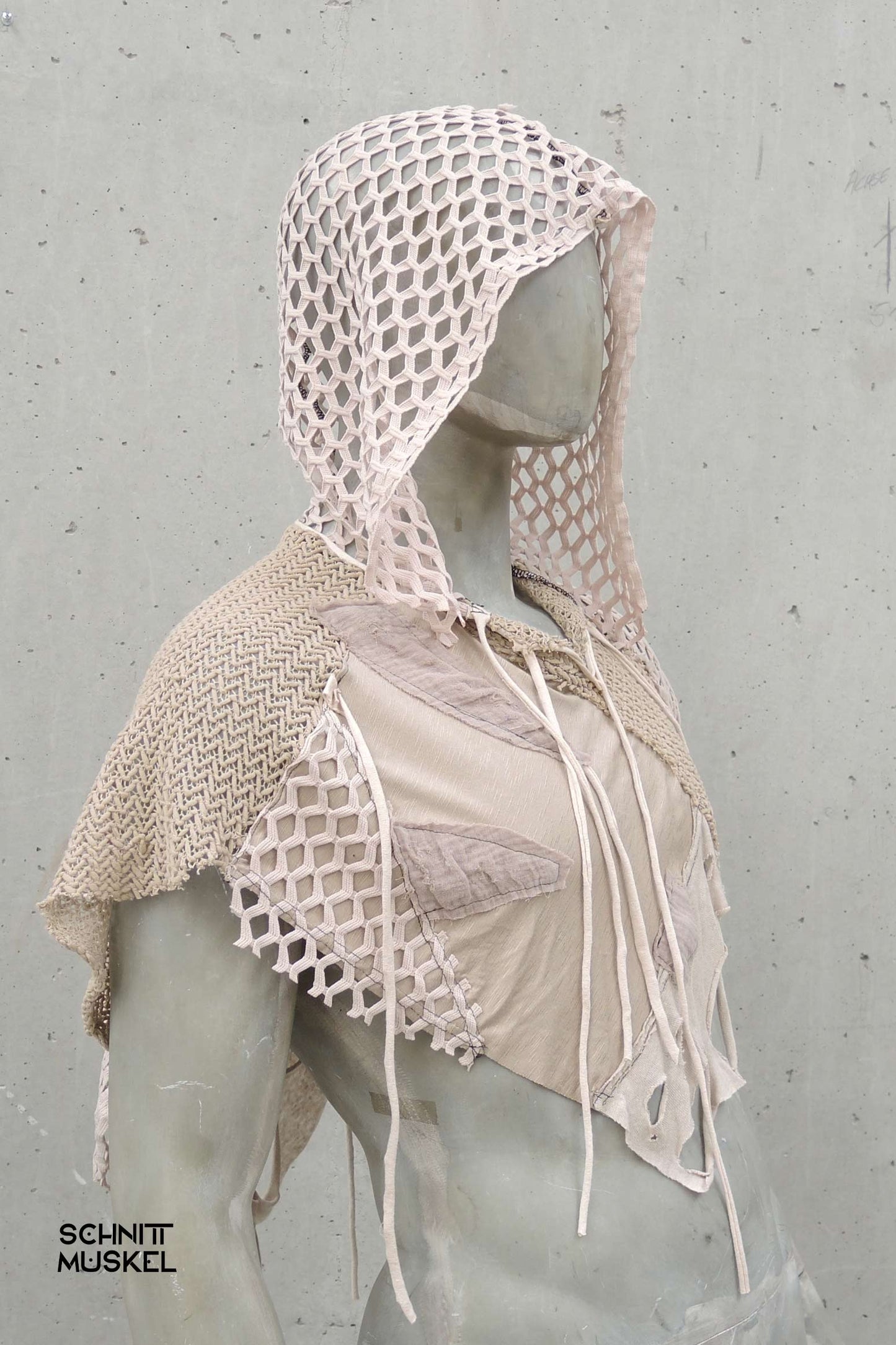 Dune Outfit, Dune Style, Burning Man Style, Wasteland Outfit, Wasteland Style, Mad Max Style, Netzcape, Cape, Darkcyberfashion, Futurefashion