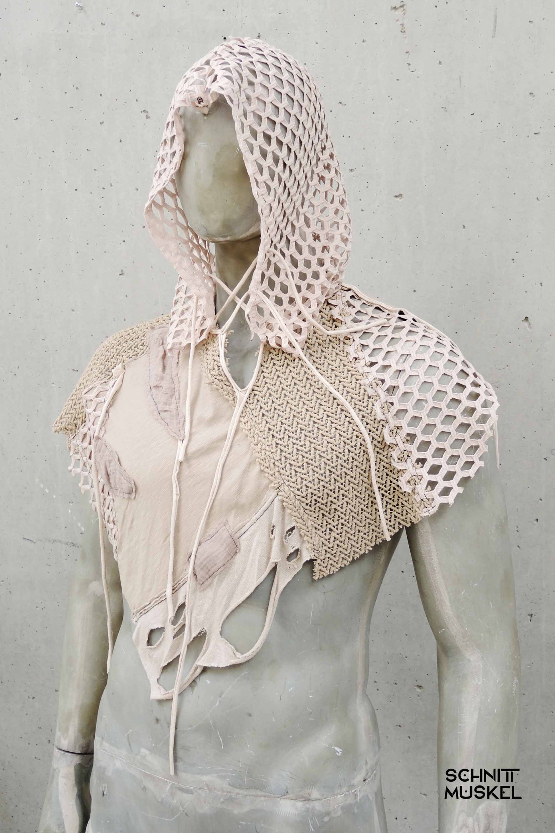Dune Outfit, Dune Style, Burning Man Style, Wasteland Outfit, Wasteland Style, Mad Max Style, Netzcape, Cape, Darkcyberfashion, Futurefashion