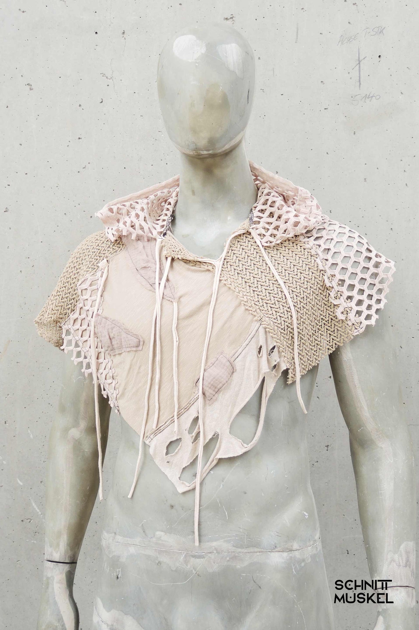 Dune Outfit, Dune Style, Burning Man Style, Wasteland Outfit, Wasteland Style, Mad Max Style, Netzcape, Cape, Darkcyberfashion, Futurefashion