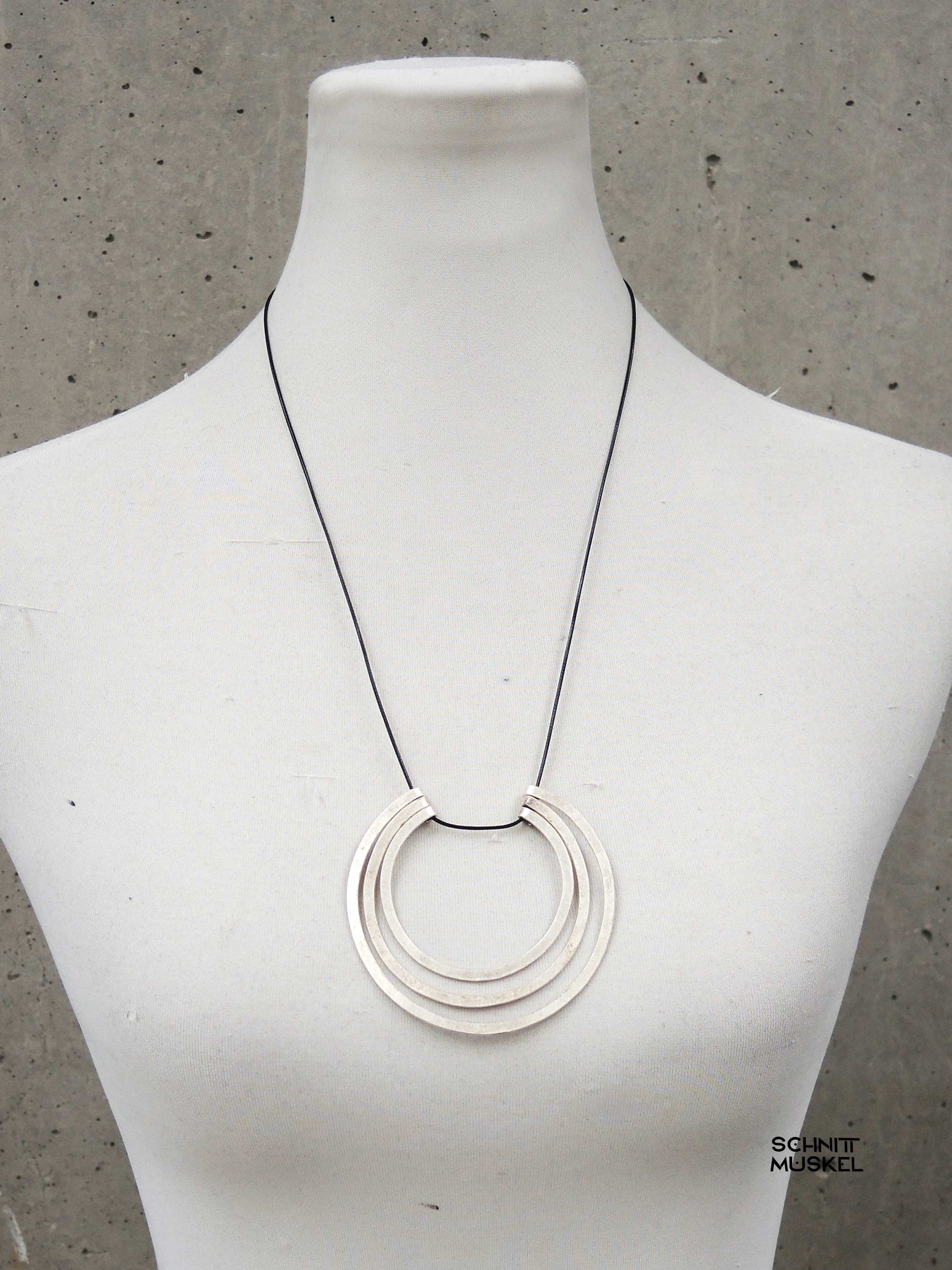 Halsschmuck Ringförmig, Ringanhänger, Kreisanhänger, dark avantgarde Schmuck