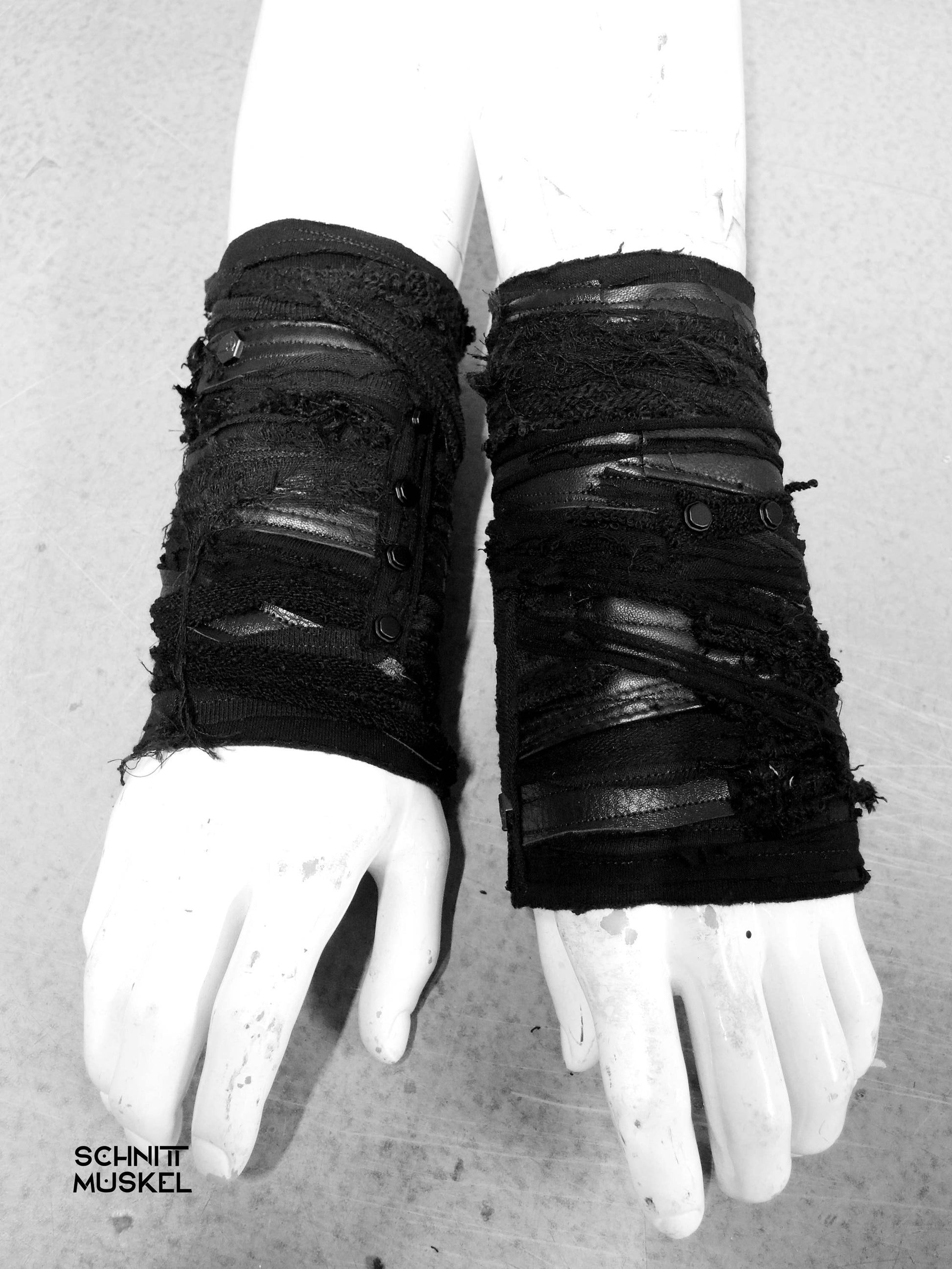 darkavantgarde Armstulpen, Armstulpen Leder, Lederarmstulpen, darkwear, darkavantgarde