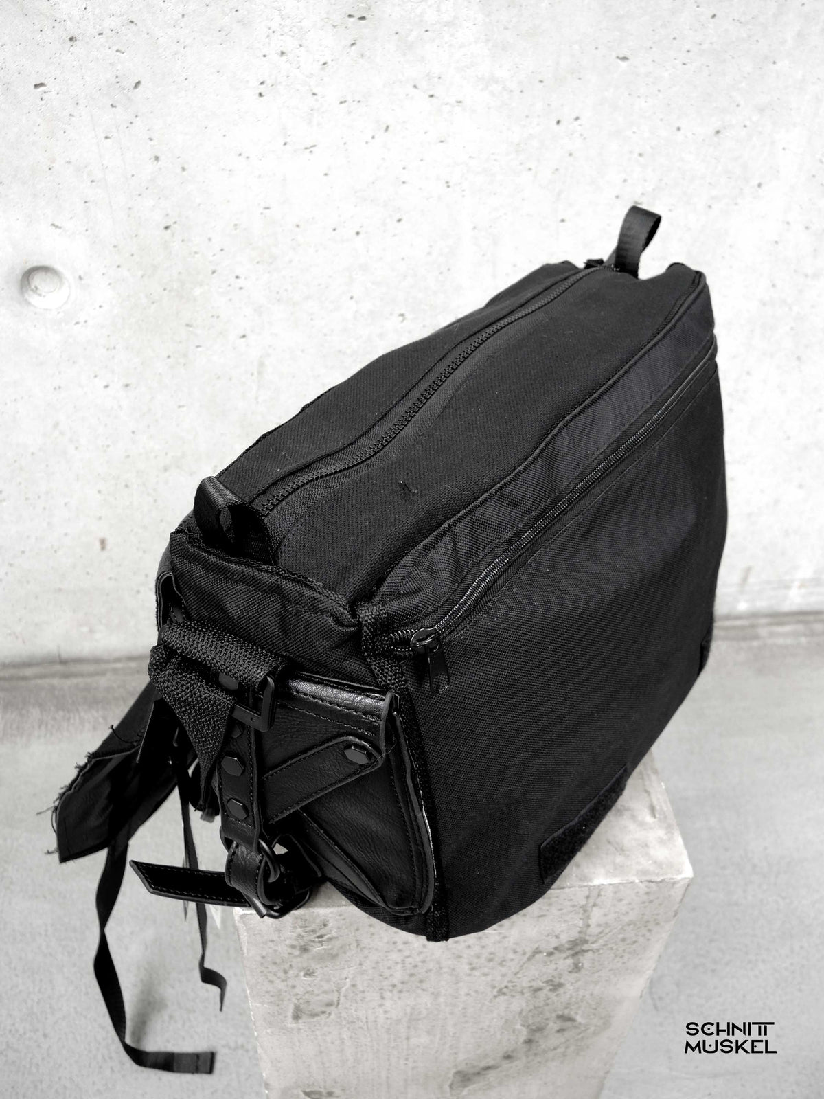 darkavantgarde Tasche, Gothic Umhängetasche, Gothic Tasche, Bondage Tasche, Unikattasche, schwarze Unikattasche, Tasche vegan, Tasche mit Bändern