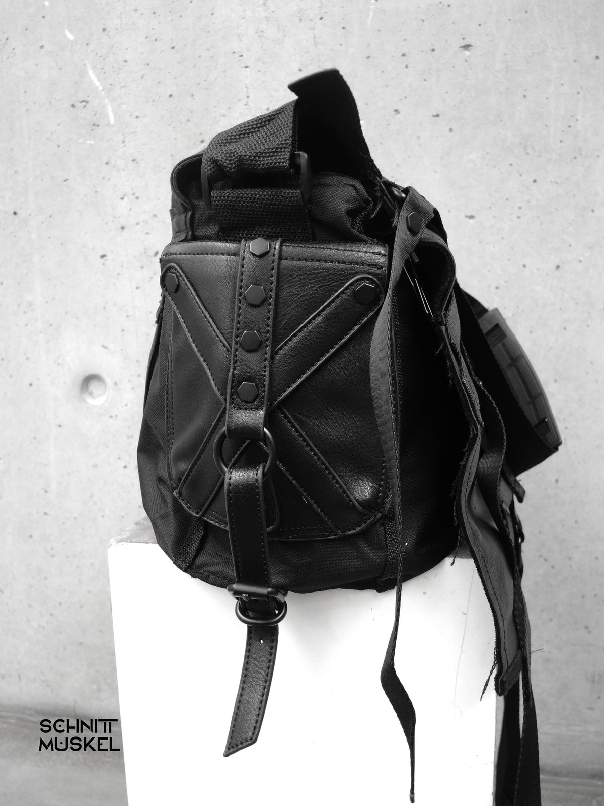 darkavantgarde Tasche, Gothic Umhängetasche, Gothic Tasche, Bondage Tasche, Unikattasche, schwarze Unikattasche, Tasche vegan, Tasche mit Bändern