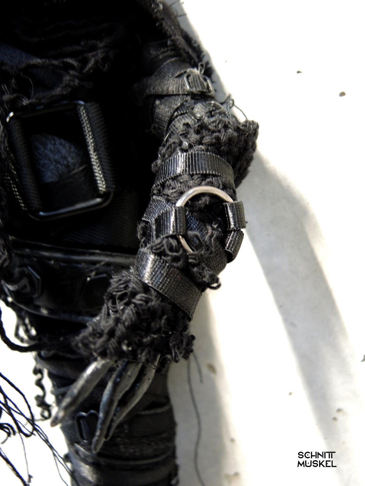 postapokalyptische Kunst, Gasmaskenfigur, postapokalyptische Figut, postapocalyptic puppet, postapo art, darkavantgarde, darkwear, darkcyberart, darkcybercaracter, Gothicpuppe, Gothicpuppet, Dark Art Skulptur, Postapokalyptische Kunst, schnittmuskel Unikat, Handgemachte Skulptur, Dark Avant-Garde Deko, Destroyed Style Kunst, Alternative Raumkunst, Künstlerfigur kaufen, Karlsruhe Art, Gasmaskenkunst