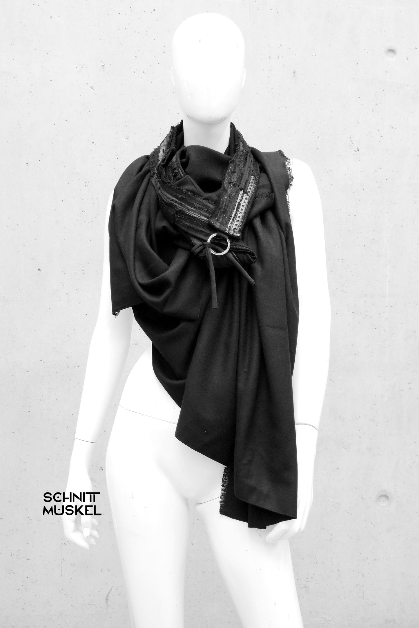 Gothicponcho, Ponchoschal schwarz, darkavantgarde, darkwear, riesiger Schal, Gothicmode für Herren, Gothicmode Accessoire