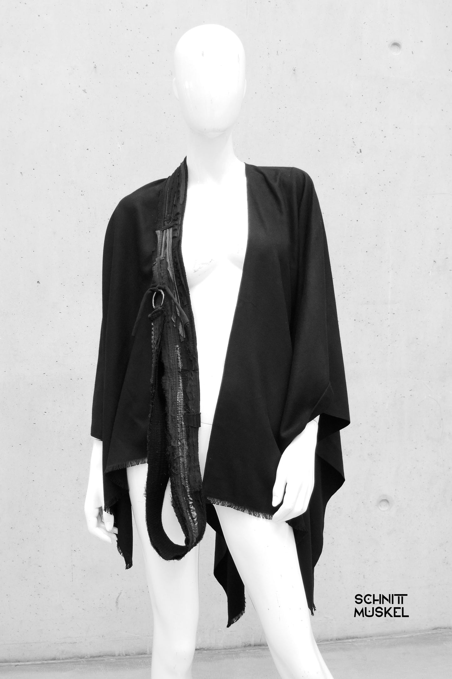 Gothicponcho, Ponchoschal schwarz, darkavantgarde, darkwear, riesiger Schal, Gothicmode für Herren, Gothicmode Accessoire