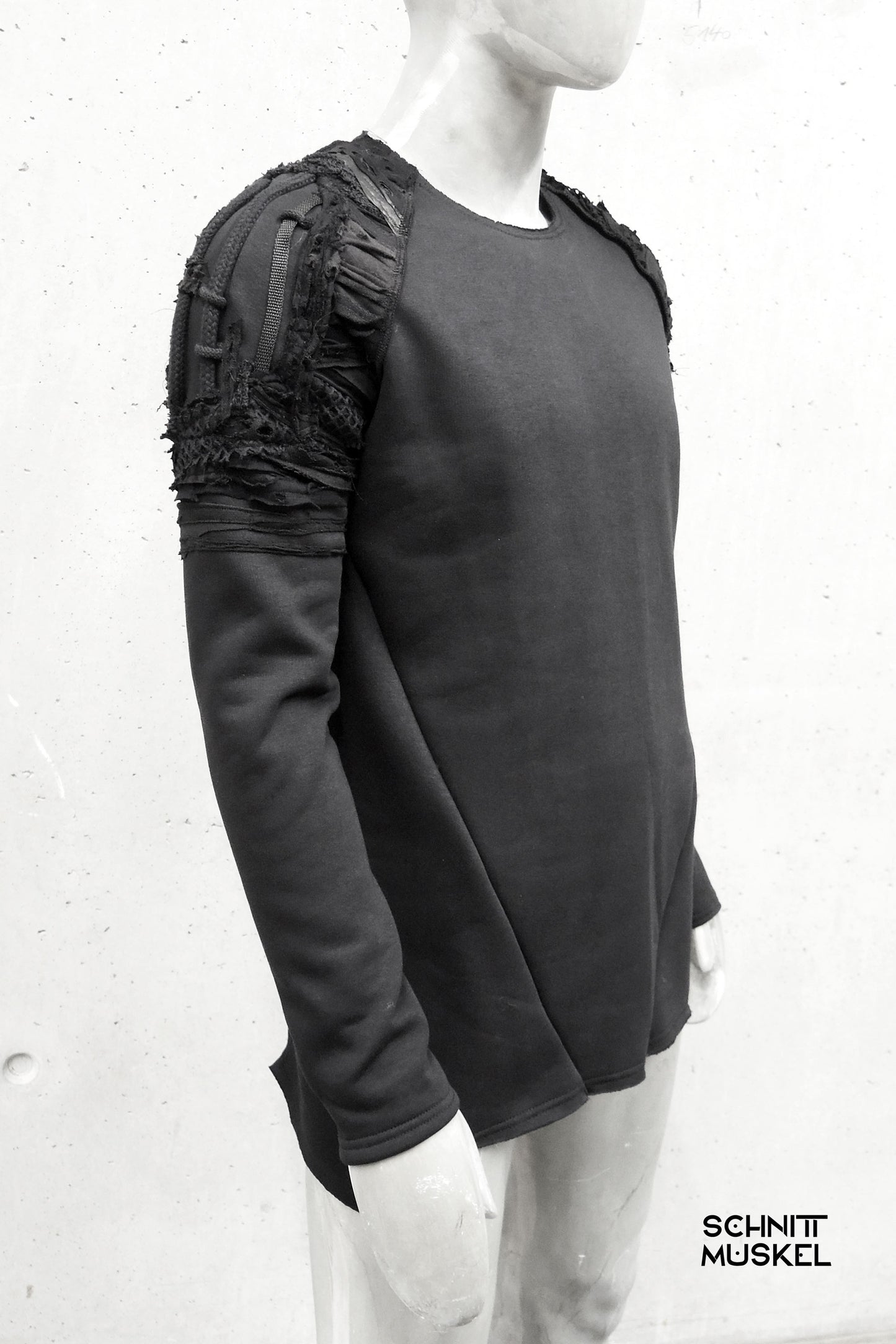 Gothic Pullover, Pullover destroyed Style, destroyed sweater, postapokalyptische Mode, postapokalyptischer Pullover, darkcyberfashion Gothicmode für Herren, Cyberfashion für Herren