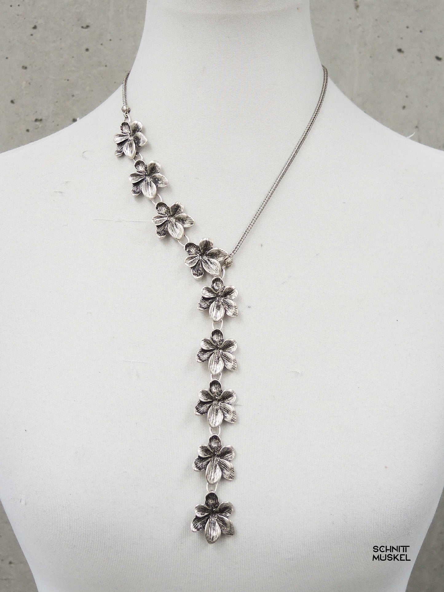floraler asymmetrischer Halsschmuck, florales COllier, Collier aus silbernen Blumen