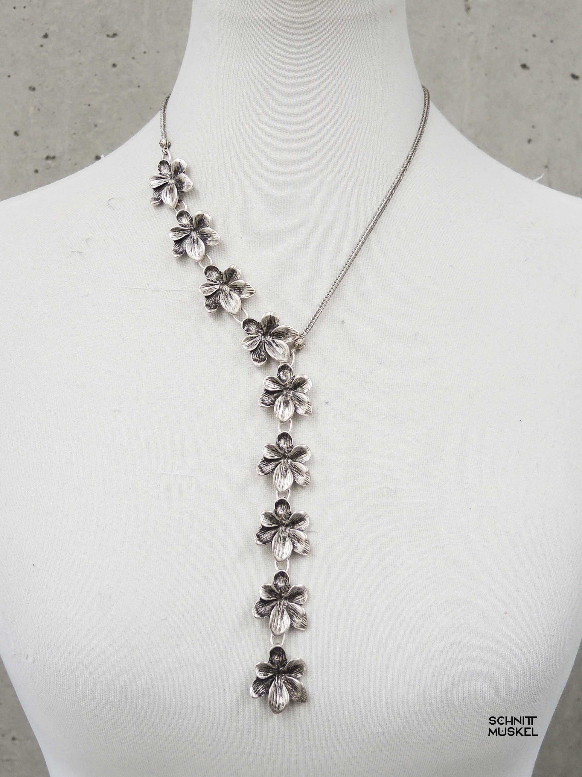 floraler asymmetrischer Halsschmuck, florales COllier, Collier aus silbernen Blumen