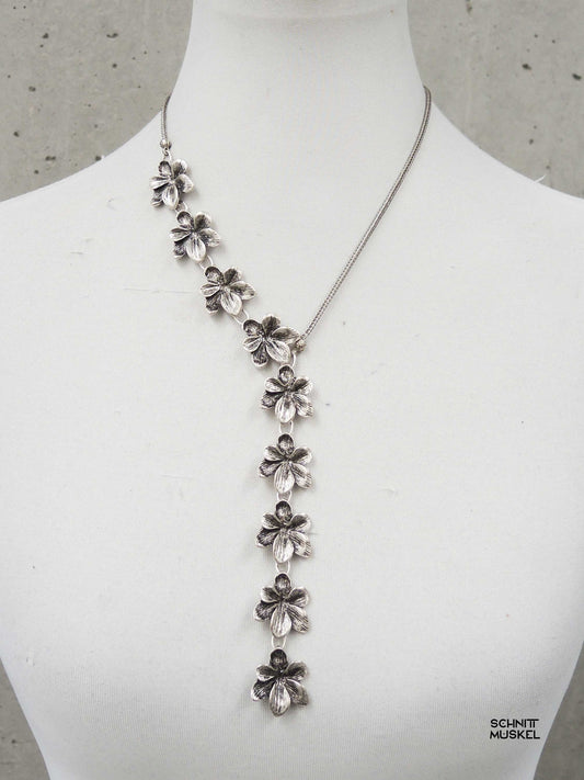 floraler asymmetrischer Halsschmuck, florales COllier, Collier aus silbernen Blumen