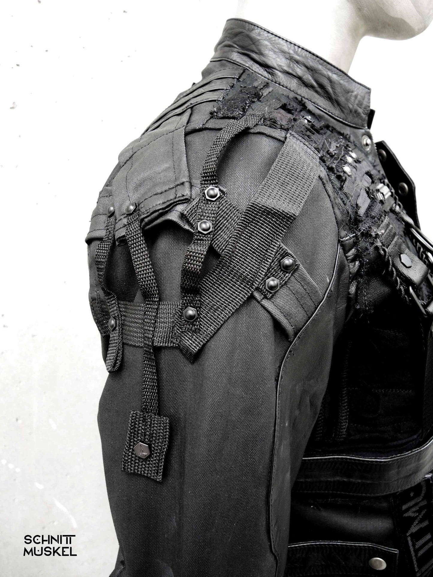 Unikatjacke, Unikat Lederjacke, Custom Lederjacke, Bikerjacke Unikat, postapokalyptische Jacke, Gothicjacke, darkwear, darkcyberfashion, Horrorfashion, Spookyfashion