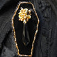 Sargbrosche, Gothic Brosche, goldenes Sargbouquet als Brosche, sargförmige Brosche