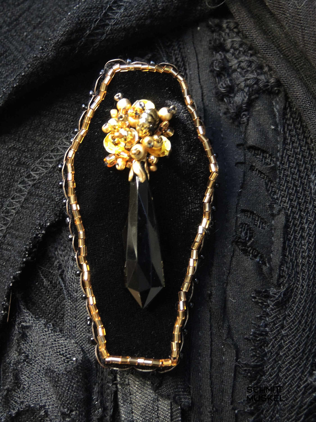 Sargbrosche, Gothic Brosche, goldenes Sargbouquet als Brosche, sargförmige Brosche