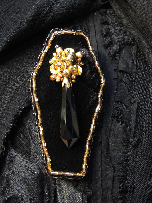 Sargbrosche, Gothic Brosche, goldenes Sargbouquet als Brosche, sargförmige Brosche