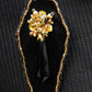 Sargbrosche, Gothic Brosche, goldenes Sargbouquet als Brosche, sargförmige Brosche