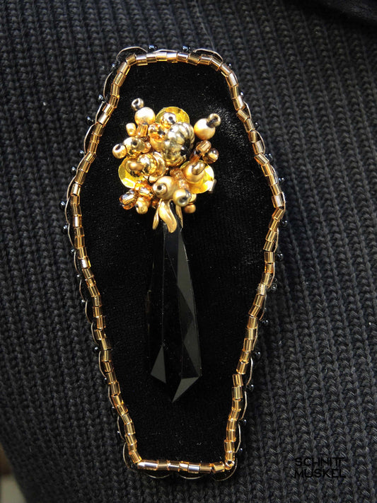 Sargbrosche, Gothic Brosche, goldenes Sargbouquet als Brosche, sargförmige Brosche