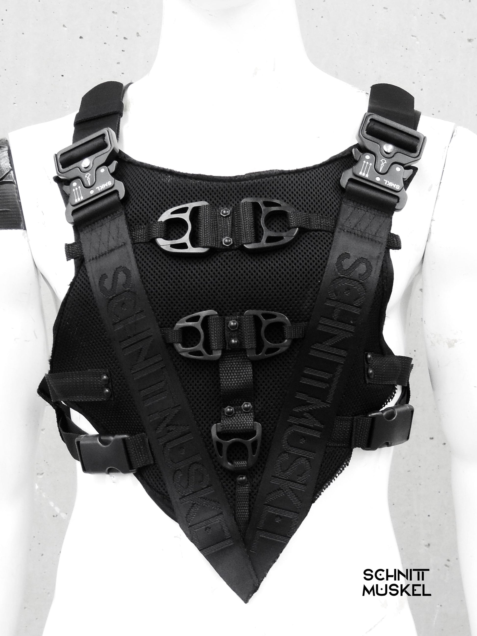 Harness Weste, schwarze Harness Weste, Techwear Harness, Gothic Fashion Germany, Kinky Outfit Accessoire, Schnittmuskel Harness, avantgarde Mode, Unisex Tactical Vest, Fetish Fashion Harness