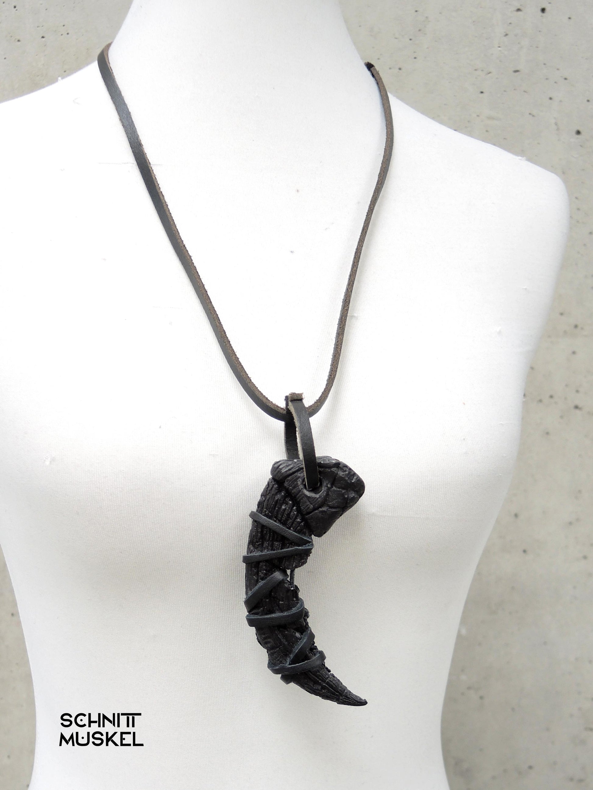 Darkavantgarde Schmuck, darkwear jewellery, ravenclaw, Rabenklaue Schmuck, Gothicschmuck, Talisman, Amulett, schwarzes Amulett