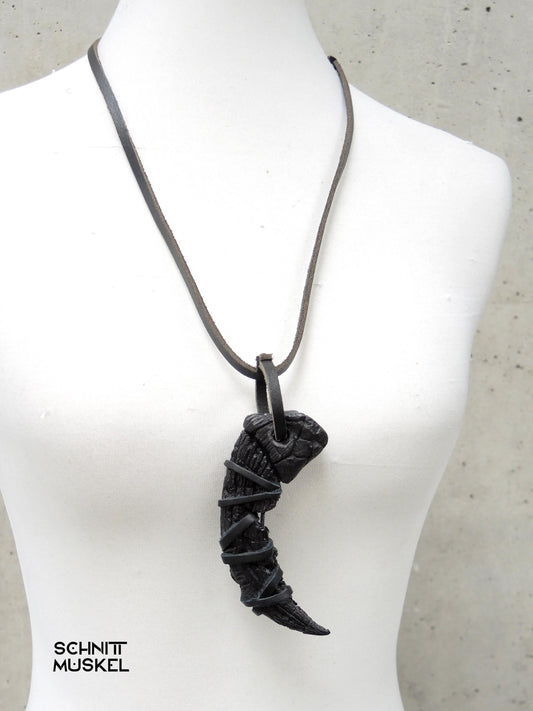 Darkavantgarde Schmuck, darkwear jewellery, ravenclaw, Rabenklaue Schmuck, Gothicschmuck, Talisman, Amulett, schwarzes Amulett