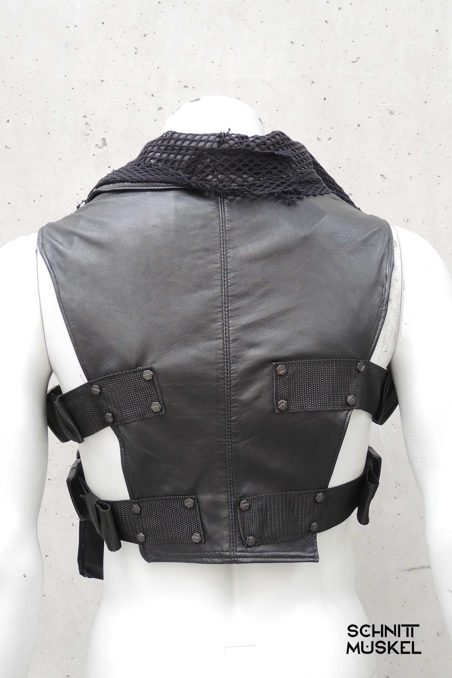 Lederweste, darkcyber Weste, Kinky Mode, Kinky Mode füe Herren, Gothicweste, ravestyle, postapokalyptische darkavantgarde Weste