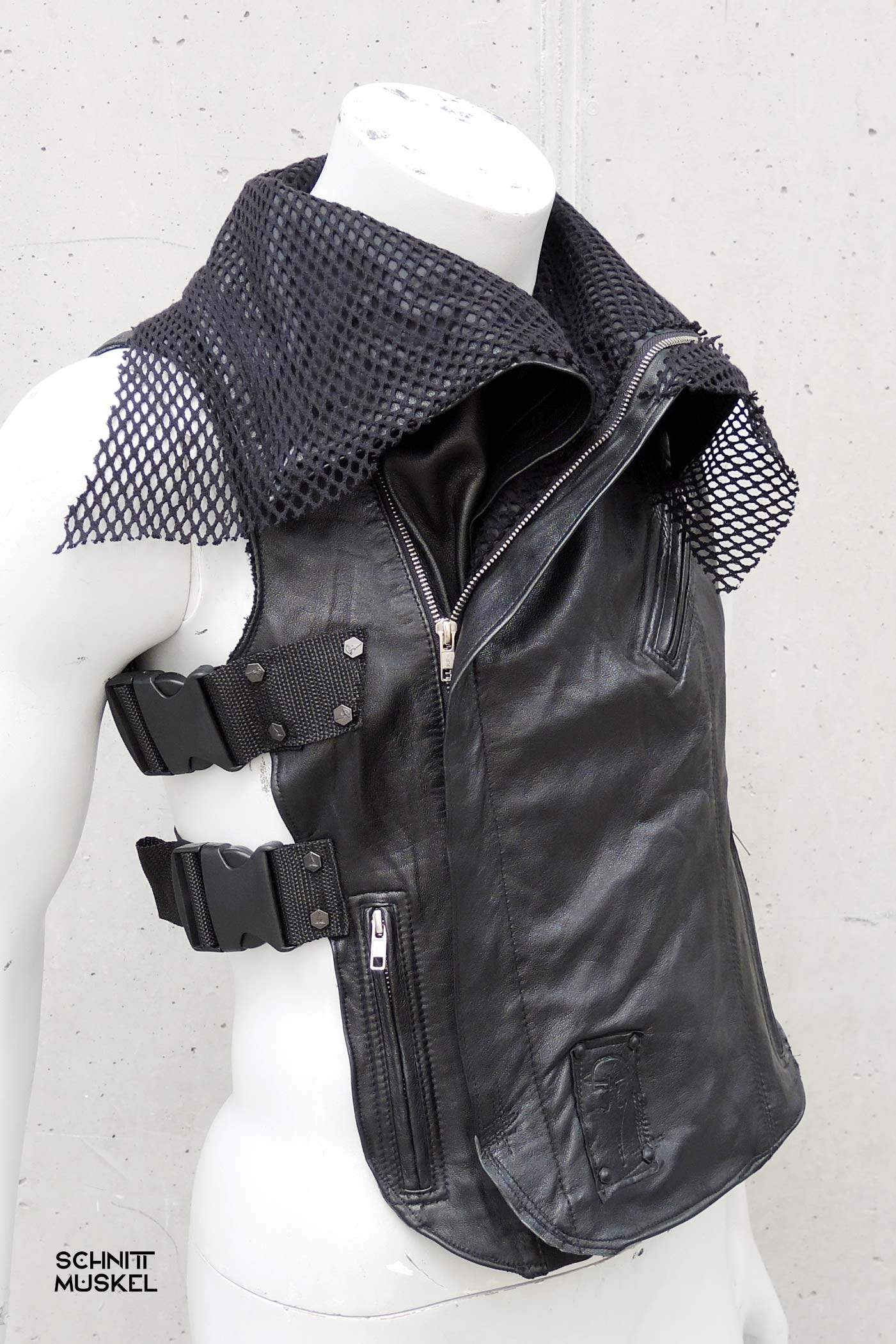 Lederweste, darkcyber Weste, Kinky Mode, Kinky Mode füe Herren, Gothicweste, ravestyle, postapokalyptische darkavantgarde Weste