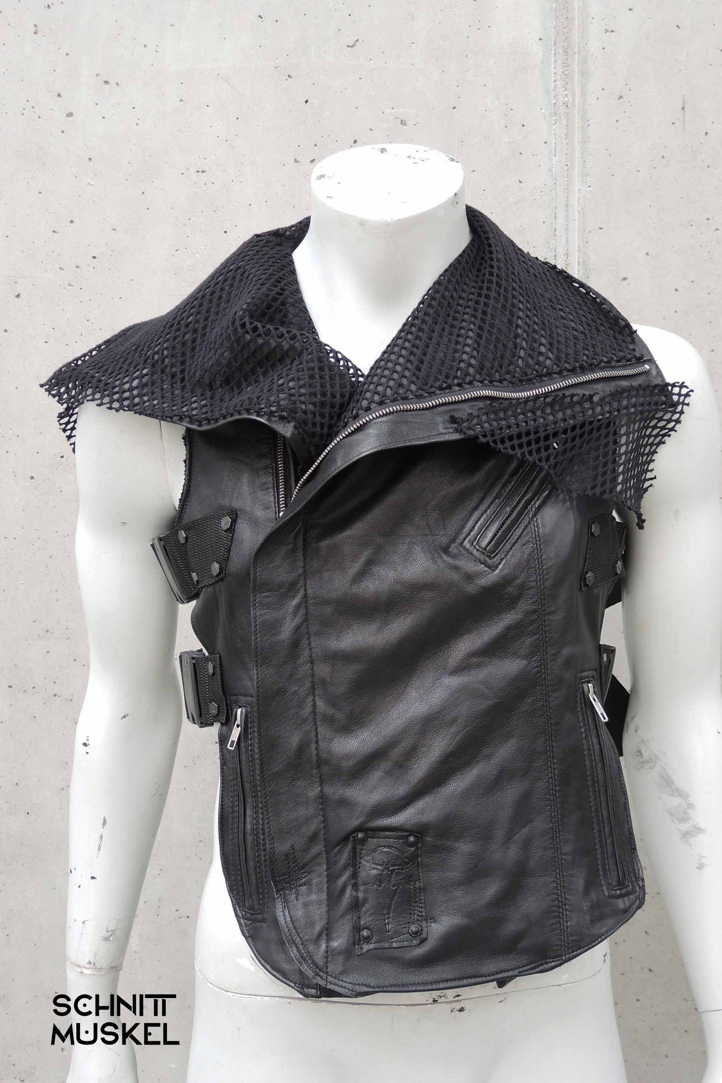 Lederweste, darkcyber Weste, Kinky Mode, Kinky Mode füe Herren, Gothicweste, ravestyle, postapokalyptische darkavantgarde Weste