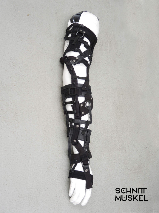 Armteil, gothic Armteil, aussergewöhnliche Armstulpen, postapokalyptischer Armschmuck, kinky outfit, Gothicmode für Herren, darkcyber, technomode, distressed stil