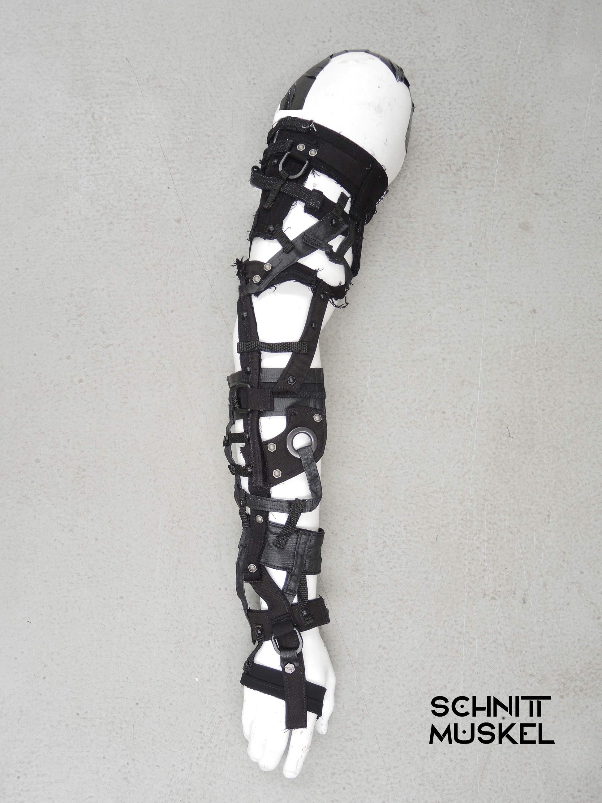 Armteil, gothic Armteil, aussergewöhnliche Armstulpen, postapokalyptischer Armschmuck, kinky outfit, Gothicmode für Herren, darkcyber