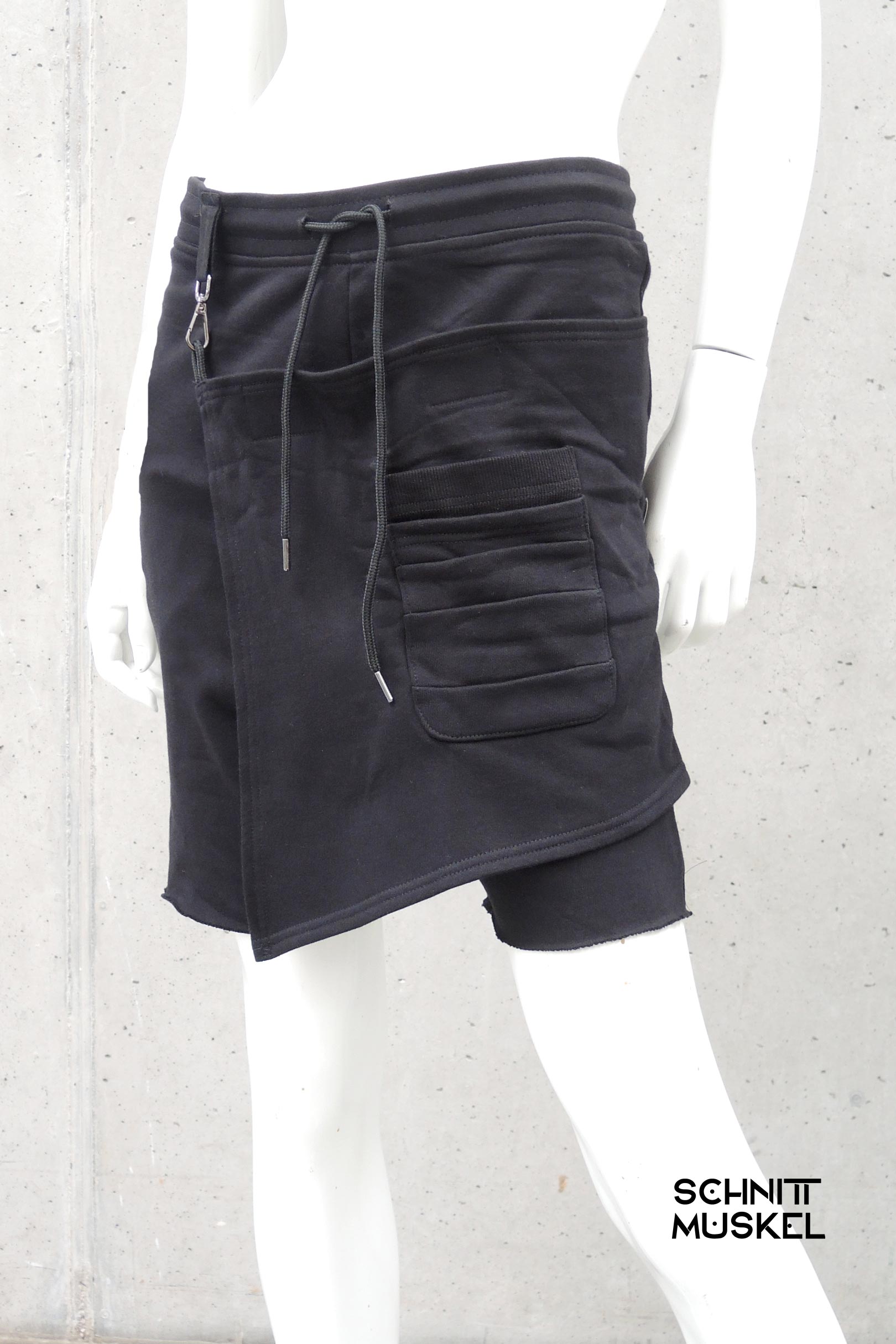kurze Gothichose, schwarze gemütliche Shorts, darkavantgarde shorts, joggershorts, darkcyberfashion