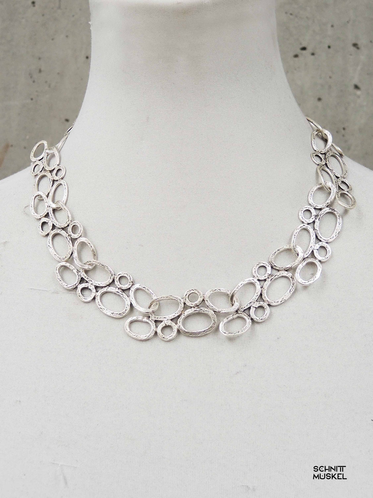 Collier aus ovalen Elementen, othicschmuck, darkavantgarde Schmuck