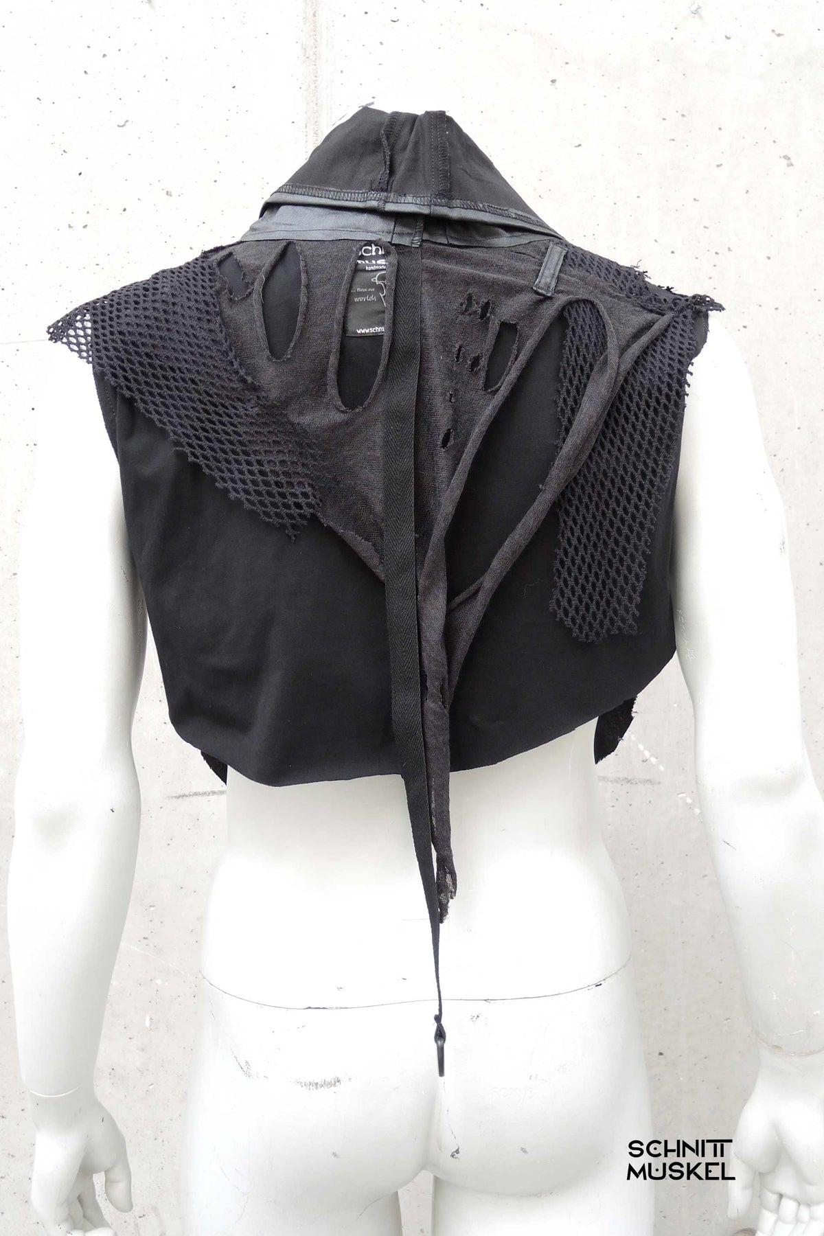 postapokalyptische Mode, darkwear, darkavantgarde Mode, darkcyber fashion, Gothicmode für Herren, Netzoberteil, Kinkyfashion, Ravestyle, Technostylefashion