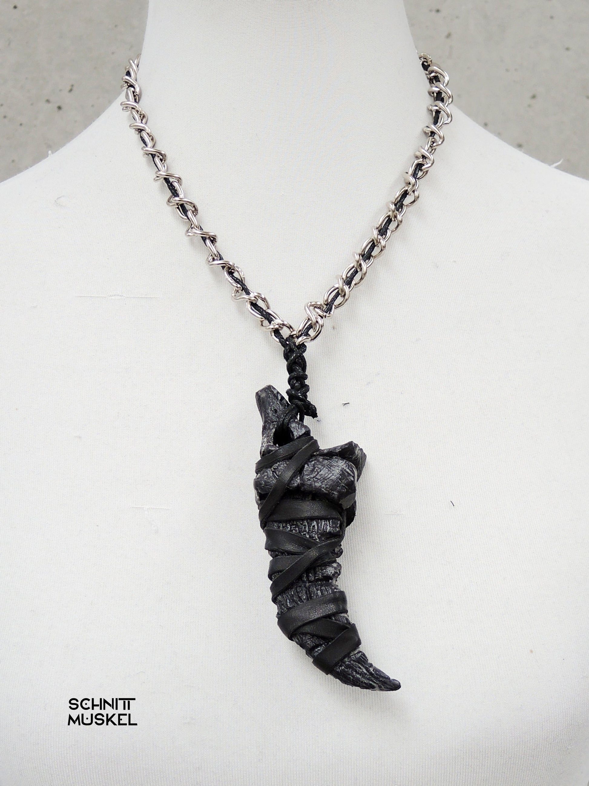 darkavantgarde Halsschmuck, darkwear jewellery, Gothicschmuck, Vogelkrallenanhänger, Talisman, Technoschmuck