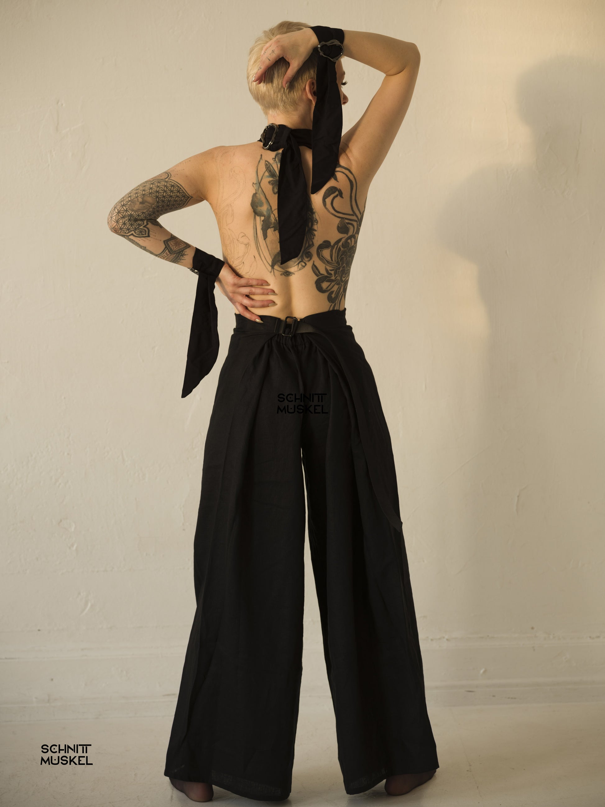schwarze Leinensommerhose, schwarze Leinenhose, Gothic Sommerhose, Leinenhose mit weitem Bein, darkavantgarde Hose, darkavantgarde Mode