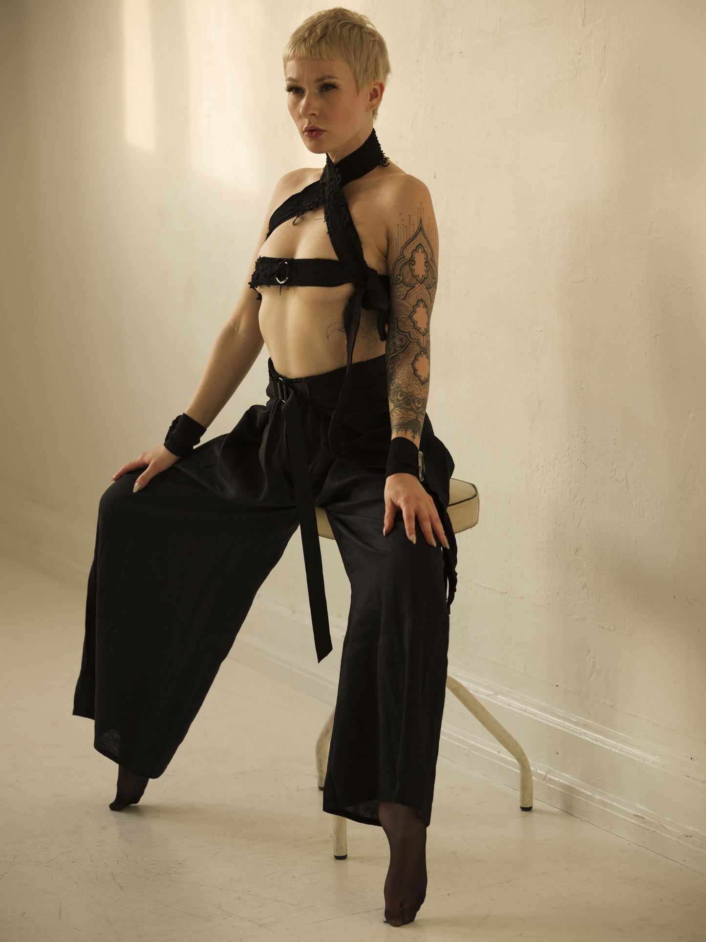 schwarze Leinensommerhose, schwarze Leinenhose, Gothic Sommerhose, Leinenhose mit weitem Bein, darkavantgarde Hose, darkavantgarde Mode