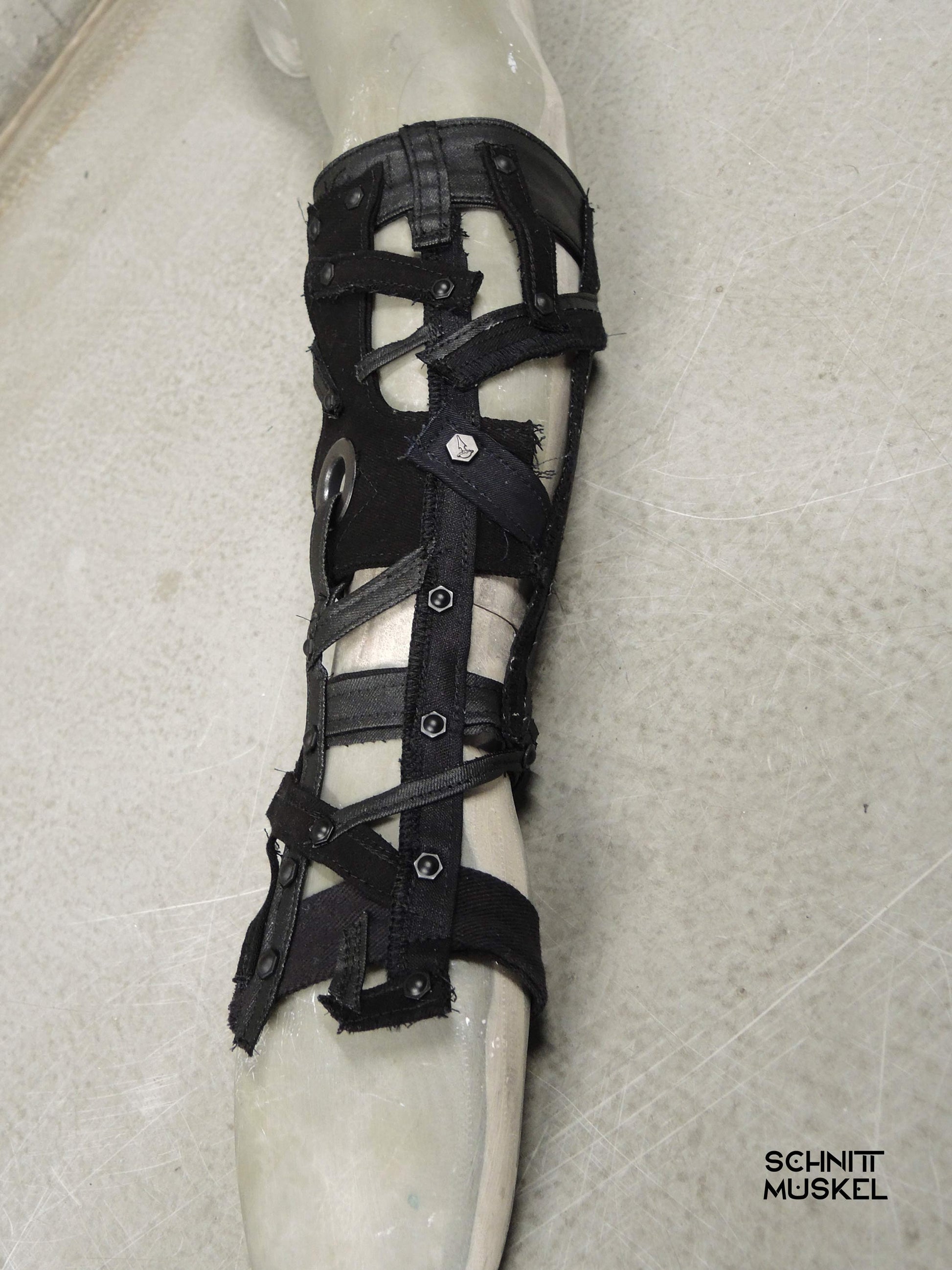 Gothic Arstulpe, darkavantgarde Mode, postapokalyptische Armstulpen, Mad Max Outfit