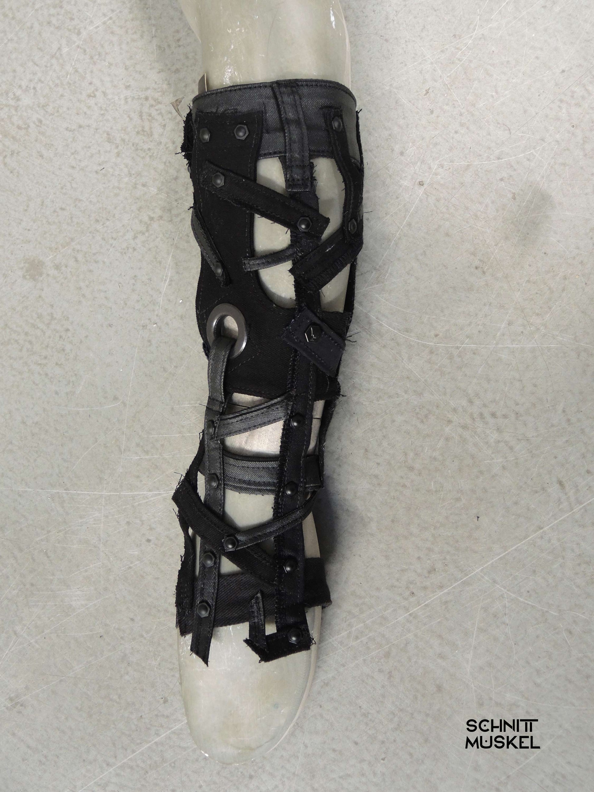 Gothicmode, Unikat Armstulpen, postapokalyptische Mode, postapokalyptische Armstulpen